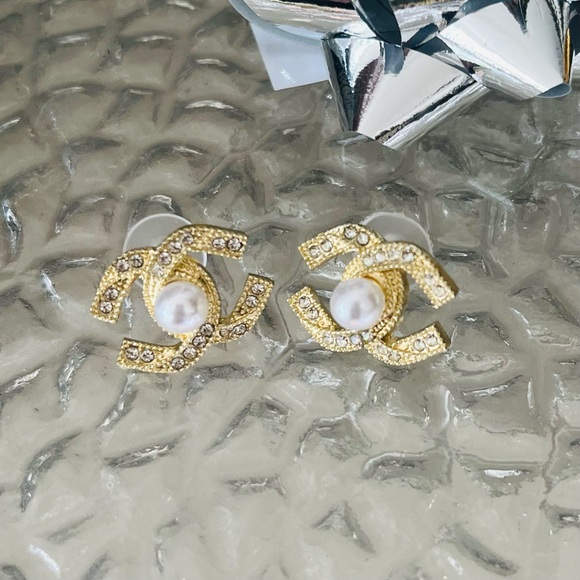 Accessories - 🎉Limited Offer: New Luxe pearl earrings—classic with modern sparkle.